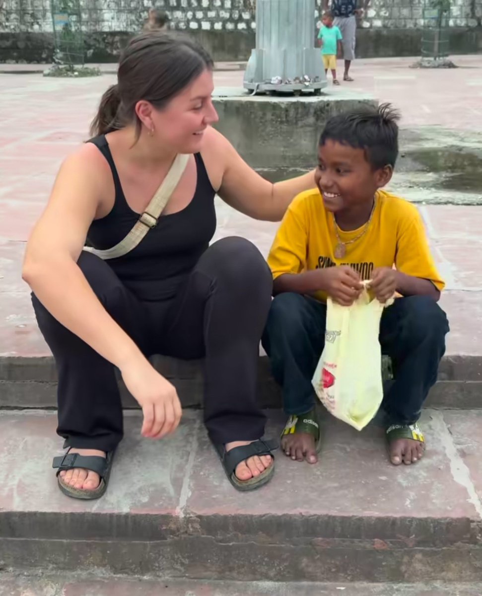 Oyecaptainsmit's tweet photo. A girl who came to India from Germany met a poor boy here.

He used to sell flowers and small gifts on the streets to earn a living.

The girl's boyfriend was Indian. The girl called the boy to come near her and talked with him for a long time.

She asked him about his studies. The boy said, "I study as well. I do all this work part-time.

I don't beg from anyone. I do the work that I like, through which I can earn some money."

The girl from Germany was impressed. She hugged the boy and wanted to give him more money. The boy was not accepting it. He said, "Please give only the amount that my gifts are worth."

The girl from Germany became emotional.

Indian people have self-respect.