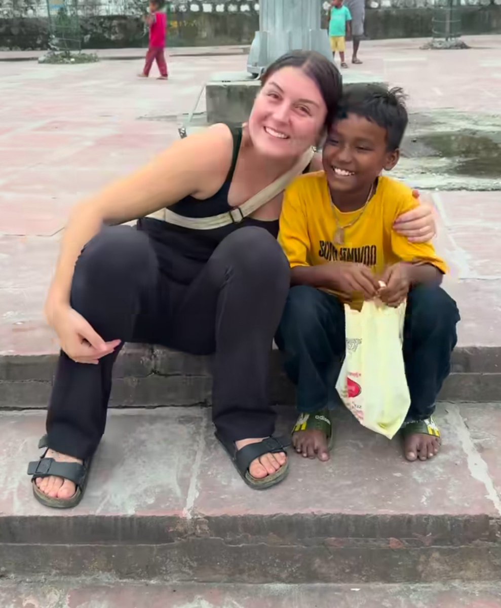 Oyecaptainsmit's tweet photo. A girl who came to India from Germany met a poor boy here.

He used to sell flowers and small gifts on the streets to earn a living.

The girl's boyfriend was Indian. The girl called the boy to come near her and talked with him for a long time.

She asked him about his studies. The boy said, "I study as well. I do all this work part-time.

I don't beg from anyone. I do the work that I like, through which I can earn some money."

The girl from Germany was impressed. She hugged the boy and wanted to give him more money. The boy was not accepting it. He said, "Please give only the amount that my gifts are worth."

The girl from Germany became emotional.

Indian people have self-respect.