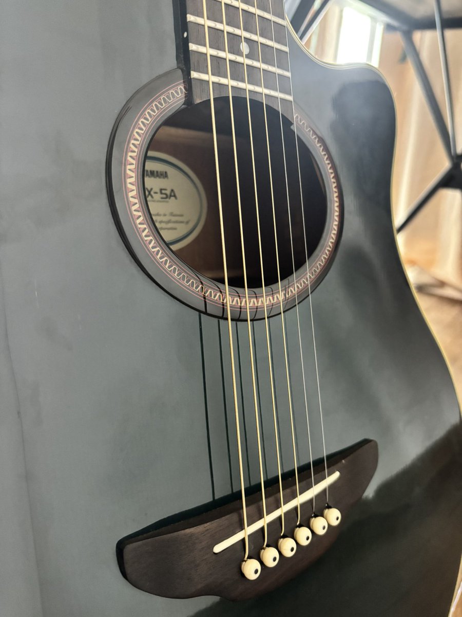 Rex_iriam's tweet photo. #ギター 
 YAMAHAのAPX-5Aを1万7000円で買いました

前面にヒビ（左下ら辺見ればわかる）があるけど元値5万くらいするけど何せ一目惚れしたからいいかなって思った https://t.co/sjLDDjGBa8