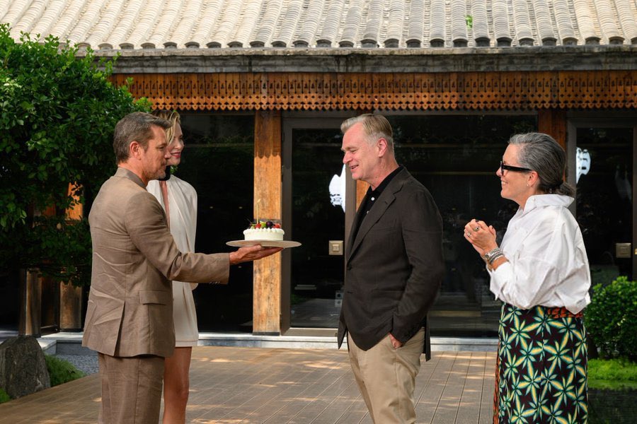 miguelaraizac's tweet photo. Matt Damon sorprende a Christopher Nolan con un pastel de cumpleaños en Beijing! Están promocionando La Odisea allá https://t.co/0H7n5FO9o2