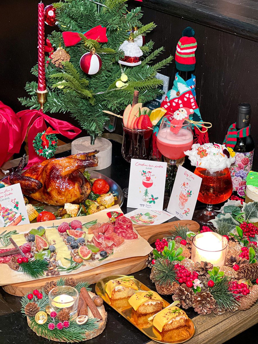 CoralHeacoim's tweet photo. [ Festive holiday feast alert! Juicy roasted turkey, buttery mashed potatoes, and spiced gingerbread—perfect for cozy family dinners. Tag your meal buddy! #ChristmasEats]， https://t.co/y8b76b4dsj