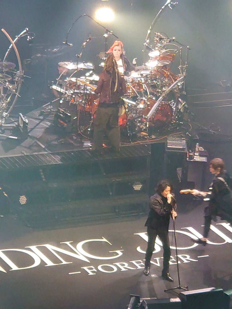 reiscorpio1109's tweet photo. TONIGHTだし早々に撮るの諦めたので、今日撮れてたLUNAPICがこれくらい😅
りゅーちゃんの後ろを右から左から(笑)

これくらい席の位置関係なくどのメンバー前に来てくれるんですよー！
#LUNAPIC
#LUNASEA https://t.co/LE0Ou1ElSk
