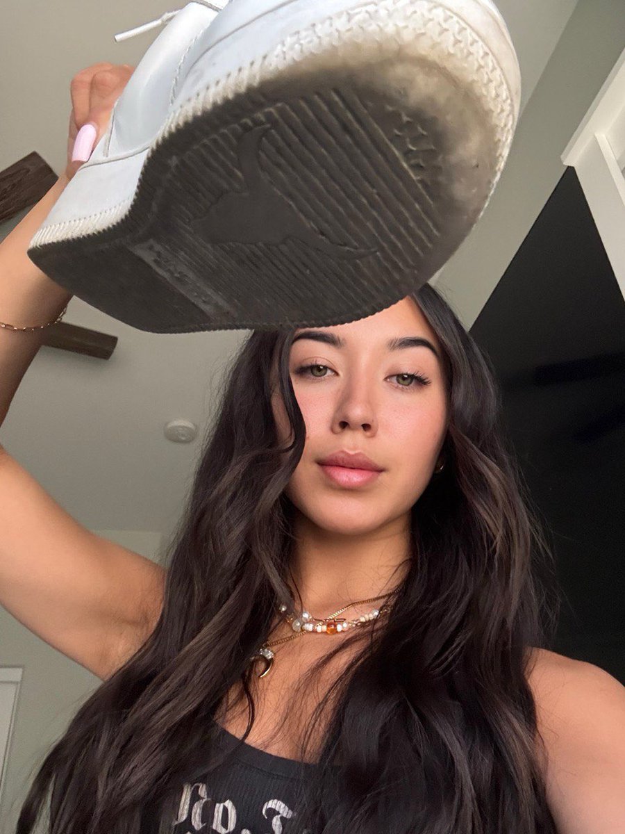 18PrincessMadi's tweet photo. Go on lick it freak I know you want to… I need these clean for my date tonight 😋 https://t.co/tYRqU275v8