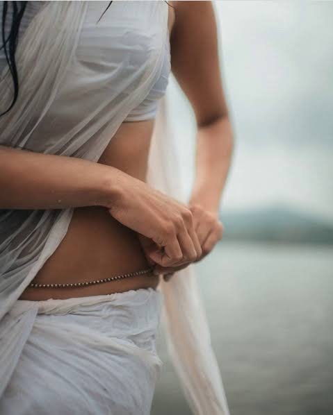 Demonking__18's tweet photo. That beautiful waist curve, the delicate chain, and that tiny mole... bringing absolute hotness to this look @lemonade_lady 🖤🤤
#MalavikaMohanan https://t.co/4sWT91zjfZ
