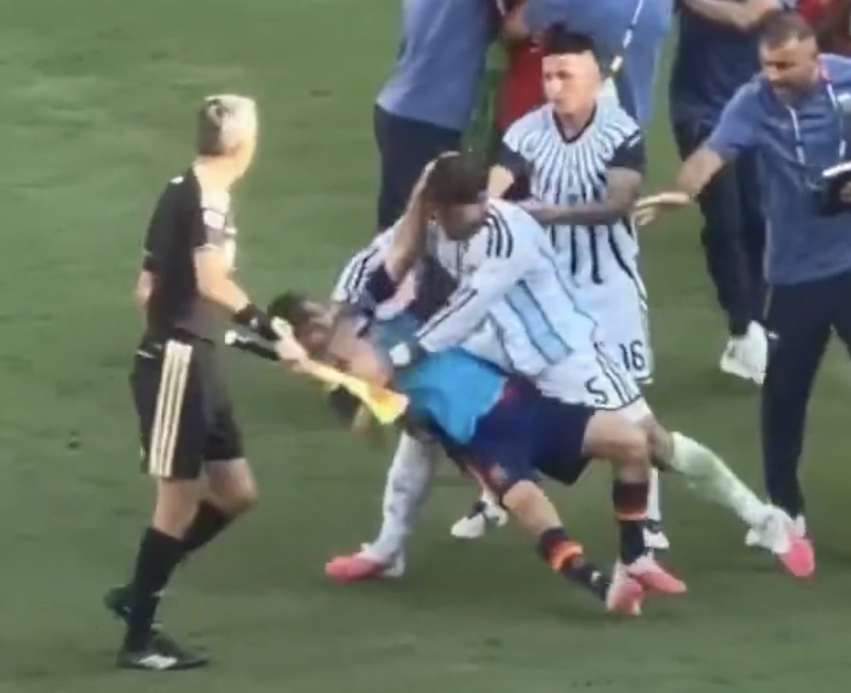 futebol_info's tweet photo. 🇦🇷 FIFA abre série de acusações contra a Argentina por episódios na Copa do Mundo.

As acusações incluem agressões de jogadores após a final contra a Espanha, cânticos e gestos discriminatórios da torcida, arremesso de objetos e uma faixa sobre as Ilhas Malvinas.

O meia Paredes responderá a 3 acusações de agressão. O zagueiro Molina responde a duas acusações, e o auxiliar Roberto Ayala, a uma.

Molina e Thiago Almada também foram denunciados por conduta antidesportiva. A mesma acusação foi feita contra Gavi, da Espanha.

🗞️ @g1
📸 @MickyJnr__