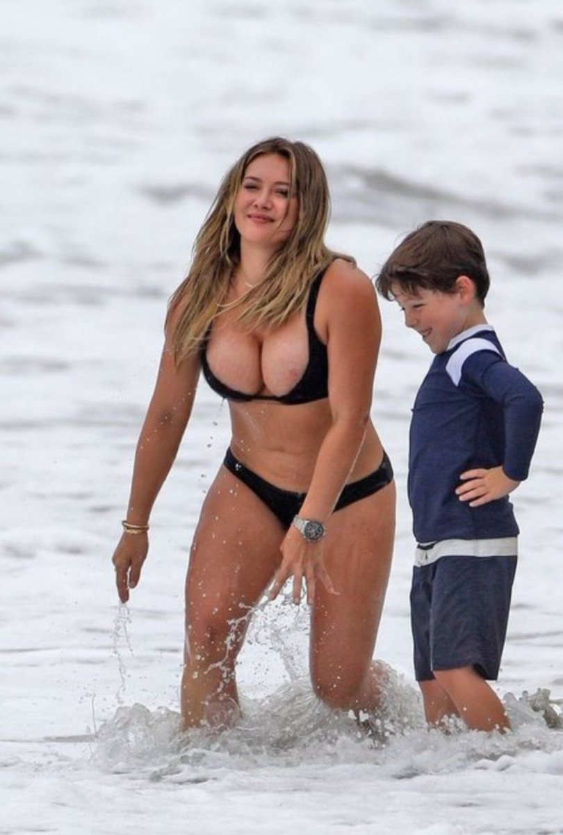 Lazybratposts's tweet photo. At 38, and a mother of four Hillary Dluff still looks absolutely stunning. 😍 https://t.co/unqFZxq7ew