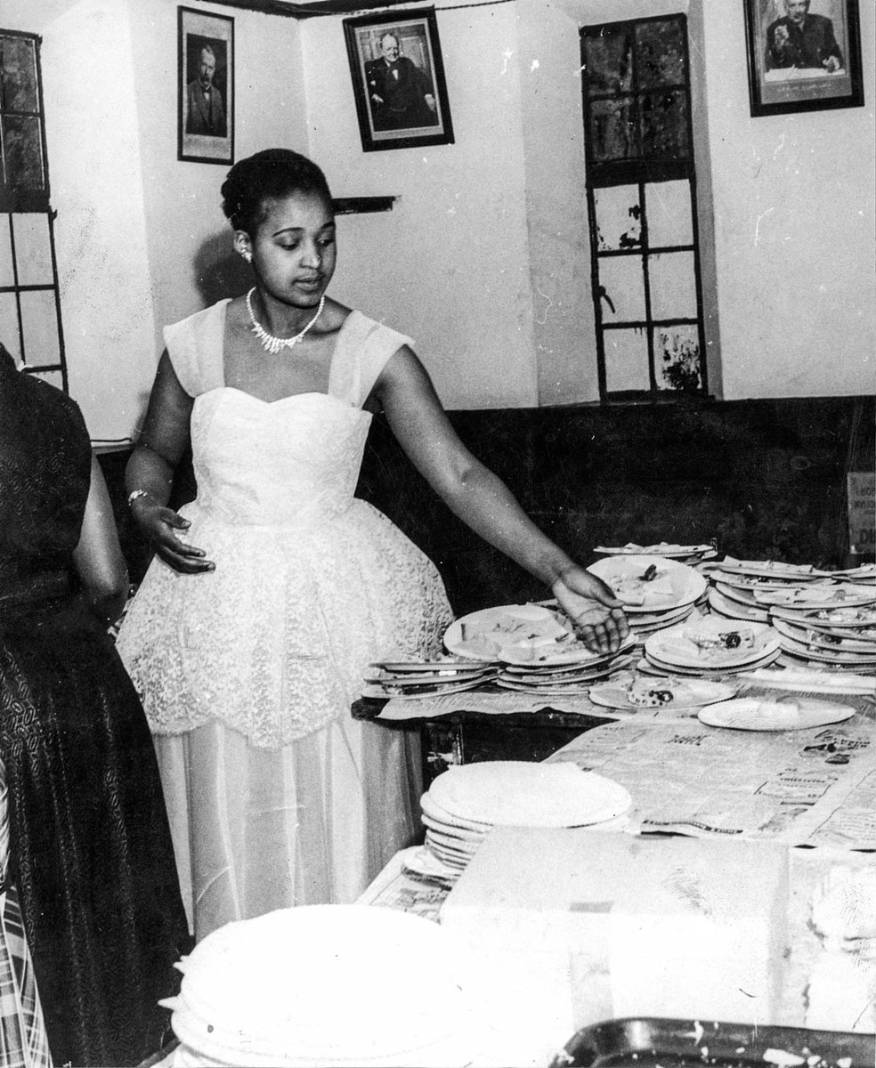 HistorySAZAR's tweet photo. Winnie Mandela as a student enrolled at the Jan Hofmeyr School of Social Work in Johannesburg, c 1956. Credit: Bob Gosani/Drum Archives https://t.co/6Pr7HVNxBY
