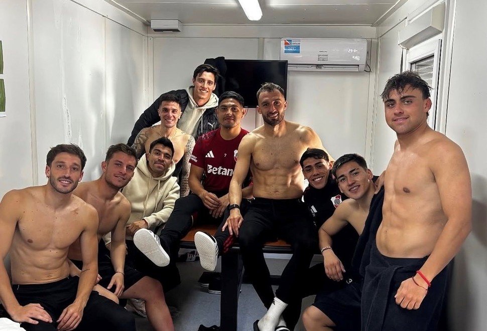 _crisenberg_'s tweet photo. La limpieza estuvo bien? Si. Ahora. River trajo buenos jugadores para reemplazar a los borrados? Vamos a analizarlo.

Viña? ❌ No trajiste a nadie mejor. Supuestamente ahora van a poner 7 palos por otro lateral izquierdo suplente cuando Viña te servía para ser suplente. Un delirio

Salas y Subiabre✅ En teoría con Beltrán, Correa y Borré los tuviste que haber reemplazado. La guita que pusiste y el quilombo que armaste con Salas es un papelón sin precedentes. A Subiabre le cagó la cabeza Caniggia

Juanfer y Kendry Paez❌ Todavía no pudiste reemplazarlos y no trajiste a ningún creativo. Juanfer era el mejor jugador del plantel. Imperdonable 

Bustos❌ Giovanni González es peor que él, aunque al menos está vez no gastaste una locura, una buena!!

Pezzella y Paulo Díaz 🟡Con Otamendi mejoraste, pero todavía te sigue faltando un central más. Paulo Díaz no podía jugar más, ciclo cumplidisimo.

Castaño y Galoppo 🟡 Trajeron a Arambarri, veremos si mejora a Castaño, tampoco hay que hacer mucho para eso. A Galoppo no entiendo para qué carajo lo compraron. Otra decisión errónea y van...

Lencina y Galarza ❌Lencina podría ser parte del plantel tranquilamente y Galarza no puede ponerse más la camiseta de River. Hasta ahora no hay nadie que los reemplace.

Los únicos refuerzos buenos hasta ahora son Correa y Otamendi, que tiene 39 años. El mercado de pases "rabioso" que nos prometieron todavía no arrancó y tenemos peor plantel que el semestre pasado.