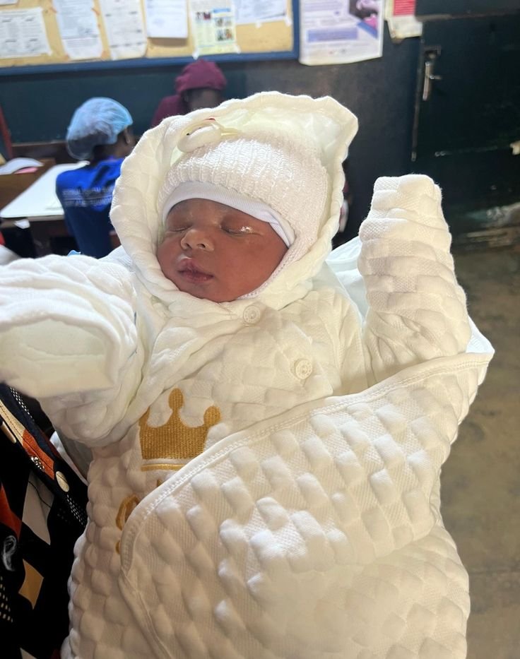 BigMickey_02's tweet photo. Yesterday my aunty diéd at the hospital shortly after she gave birth to a baby boy. My heart is shattered beyond words. After years of praying, hoping and waiting for God to bless her with a child, the day we had dreamed of finally came... https://t.co/8JzFpQoJHw