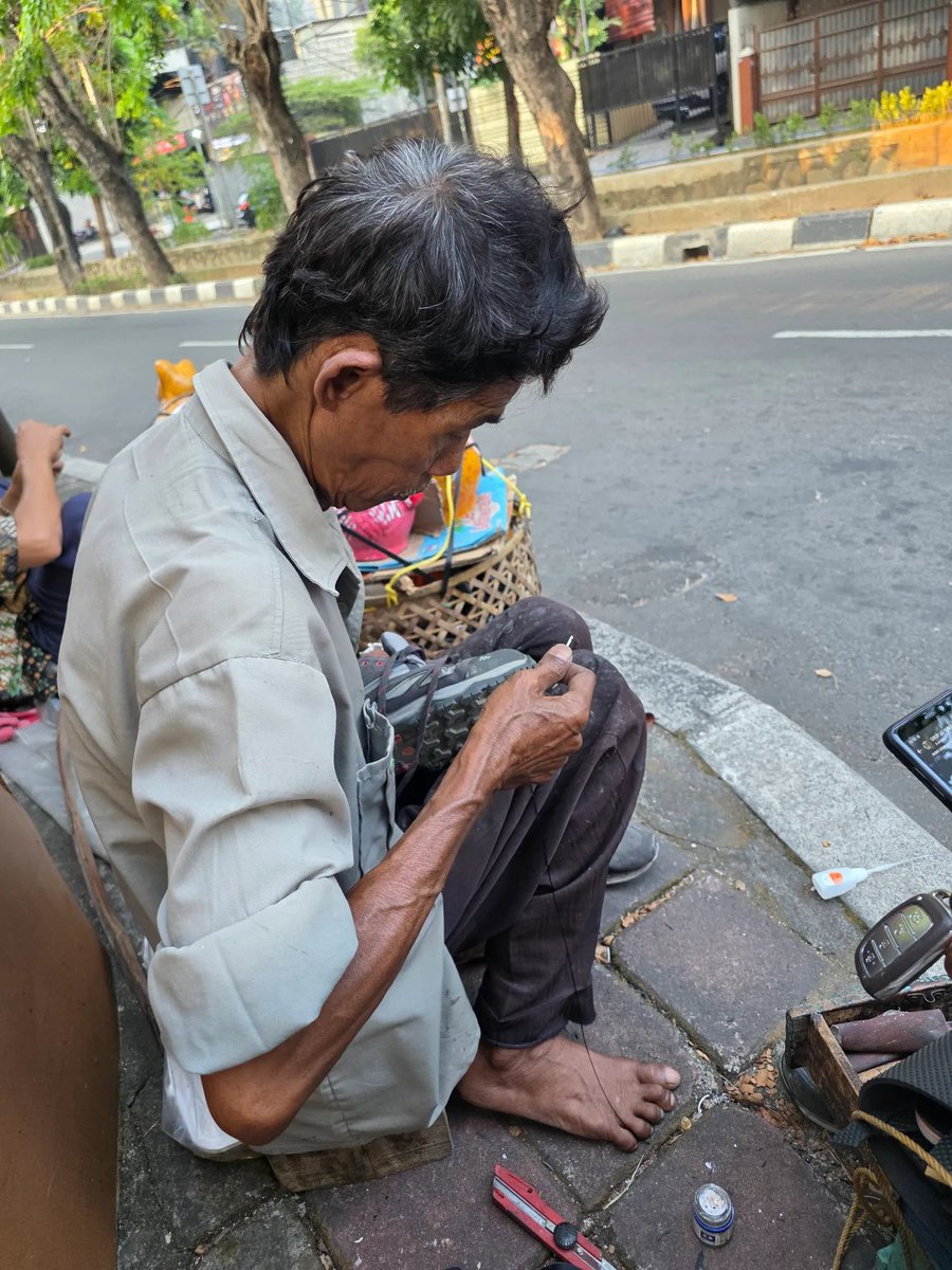 Smash1014314's tweet photo. Jahit sepasang di tempat lain harganya Rp150 ribu, tapi di abang ini cuma Rp40 ribu.

Sekalian bantu perekonomian bapaknya juga. Mending rezekinya dikasih ke orang kecil. 🤍 https://t.co/hkngLXz3vA