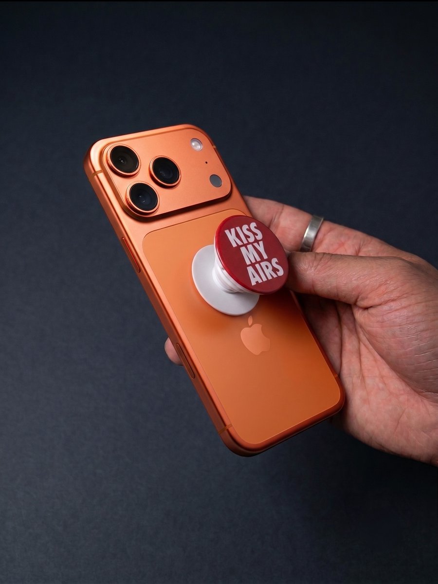 SNKRessentials's tweet photo. Na 3 jaar stil is er weer een bestelling binnen voor onze "KISS MY AIRS" telefoonbutton. Geniet ervan Yvonne! https://t.co/m7gtpj53Gu
