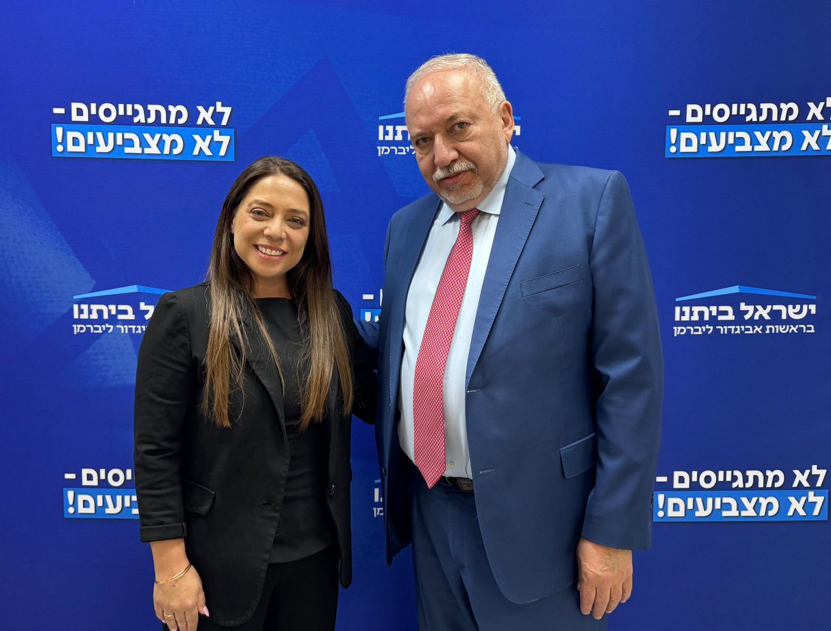 Beytenu's tweet photo. מור דקל, לשעבר יו"ר העמותה הישראלית למען הילד בגיל הרך, מצטרפת לישראל ביתנו ומביעה תמיכה באביגדור ליברמן

מור דקל הובילה במשך למעלה מעשור מאבקים ציבוריים למען ילדים, הורים ואנשי חינוך. היא כיהנה במשך שש שנים כיו"ר הסניף הישראלי של הארגון העולמי לגיל הרך והובילה מהלכי מדיניות ויוזמות ציבוריות בתחומי החינוך, הגיל הרך והמשפחה. בנוסף שימשה כיועצת ראש עיריית פתח תקווה לענייני הגיל הרך. היא בוגרת תוכנית המנהיגות "כרם" ותוכנית "עת לחנוך" של מכון מנדל, ומשמשת פרשנית בנושאי חברה, חינוך ומדיניות ציבורית.

מור דקל מסרה:
"מדינת ישראל ניצבת בפני אתגרים ביטחוניים, כלכליים וחברתיים חסרי תקדים. כדי להתמודד איתם נדרש מנהיג חזק ומנוסה שיודע להכריע ולקבל החלטות. אני תומכת באביגדור ליברמן לראשות הממשלה משום שאני מאמינה שהוא מביא איתו ניסיון, אחריות, נחישות ויכולת ביצוע. 

אני מצטרפת לישראל ביתנו מתוך תחושת שליחות ומתוך רצון להשפיע גם מהמקום שבו מתקבלות ההחלטות. במשך שנים הובלתי מאבקים ציבוריים ופעלתי למען ילדים, הורים ואנשי חינוך. אני מאמינה שהביטחון של המחר מתחיל בחינוך של היום. כדי לחזק את החברה הישראלית צריך לקבל החלטות אמיצות, להוביל שינוי אמיתי ולפעול למען הדורות הבאים."

(תמונה ללא קרדיט)