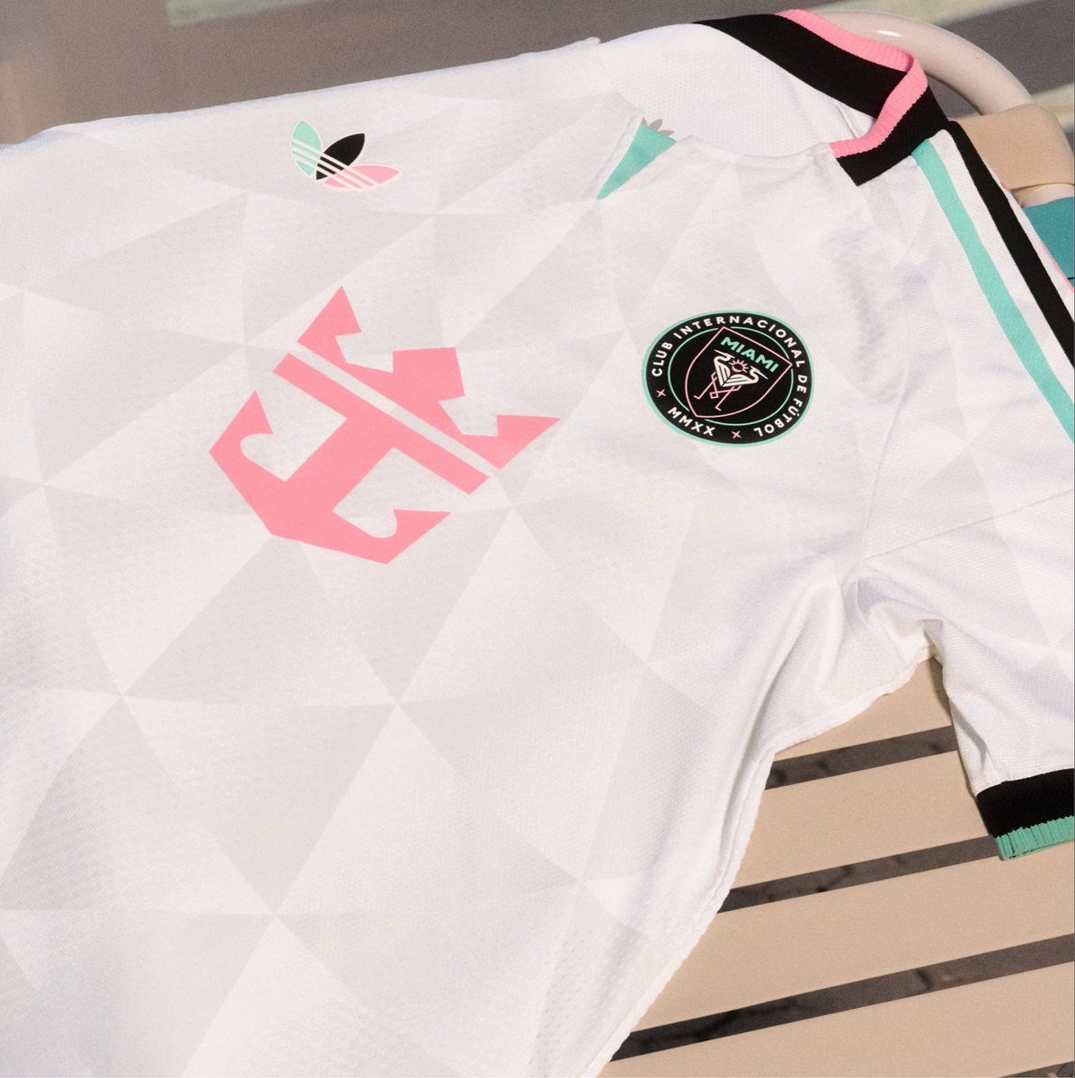 ActuFoot_'s tweet photo. 🚨 OFFICIEL ! ADIDAS DÉVOILE LE MAILLOT THIRD DE L’INTER MIAMI 🇺🇸 ! 👕🤍

Validé ? 😁

📸 @adidasfootball https://t.co/d5hNPdYI2r