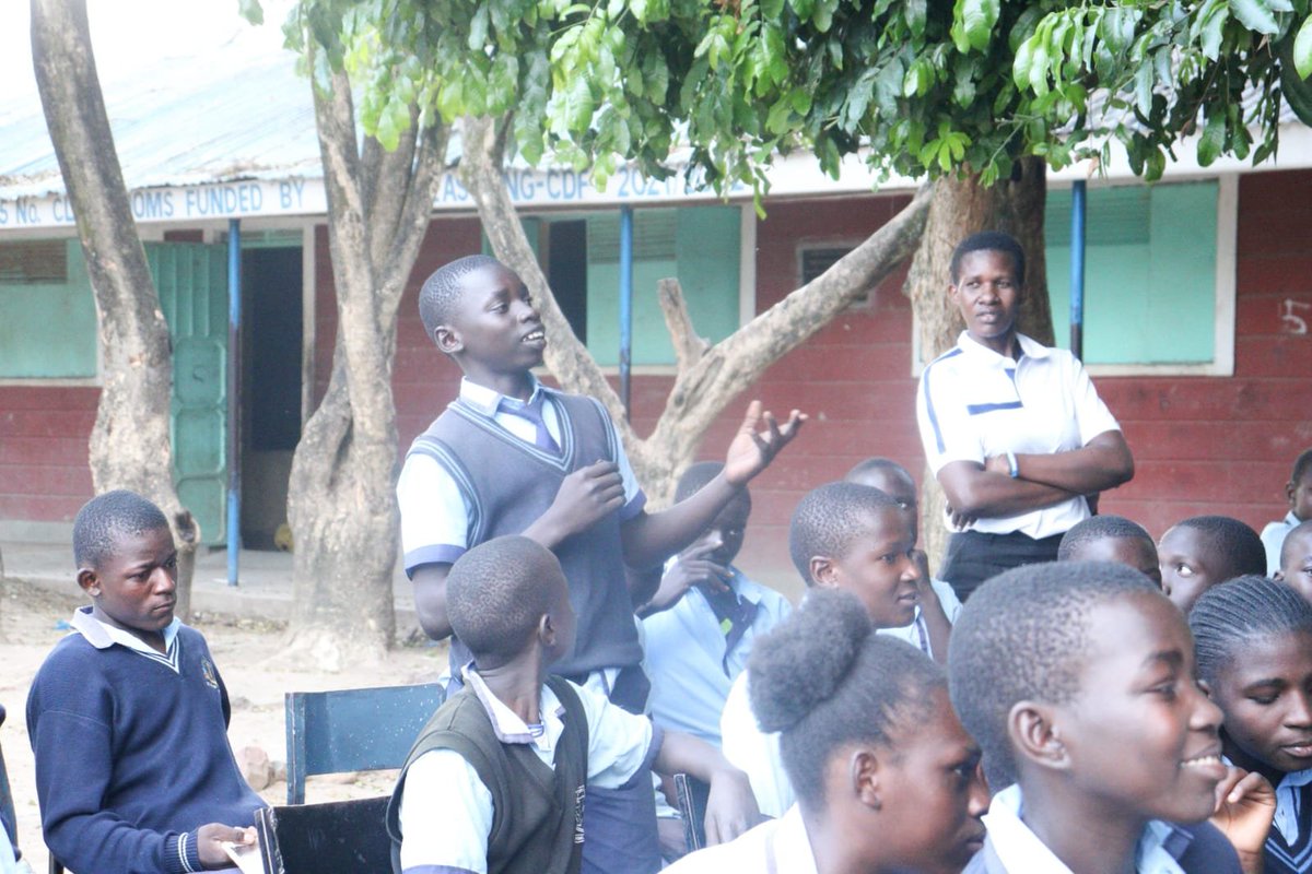 WOVOP_org's tweet photo. Honored to support the Mentorship, Identity &amp; Dignity program with MBB Academy &amp; MUCE! 
​We led an open #GirlsTalk on everyday challenges and were thrilled to see boys actively asking questions about menstrual health. Breaking stigma takes everyone!
​#SRHR #MenstrualHealth #WOVOP https://t.co/liaD9z7cf1