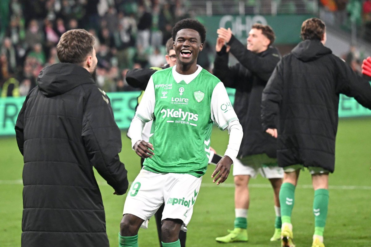 MaxVendrell's tweet photo. 🚨NOUVEL ARTICLE : 

Les 8 joueurs de Ligue 2 à RAPIDEMENT sortir de Ligue 2.

Un article qui, si ça se goupille bien, me fera prendre assez de rétrocomm' pour aller aux Bahamas à la trêve de septembre.

Merci à ceux qui vont RT 🥰

https://t.co/j23dNHTDaH https://t.co/KpACdC9QRz