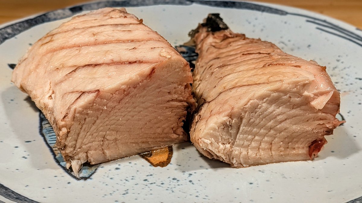desficacis's tweet photo. Ens han dut un bonítol ben uapo. l'hem preparat a la sal amb all, pebre, un polsim de comins i una bona copa de licor de frígola, que fan els nostres cosins d'Eivissa.
Esta nit el servirem sobre una "torta" d'oli i anís, amb verdures encurtides i unes herbes aromàtiques.
Que que? https://t.co/qMowiyFWWo