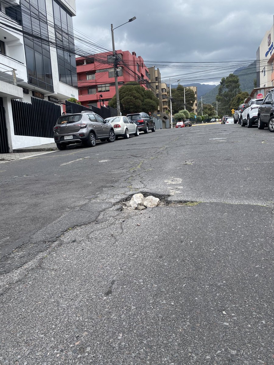 David_Milito's tweet photo. Porfavor @ObrasQuito pueden enviar una cuadrilla de sus trabajadores para que nos ayuden con esos baches en la Hernandez de Girón y Vasco de Contreras, sector el Pedregal.
La via está en mal estado.
Gracias por su atención. 
#ObrasQuito #Pedregal #Baches https://t.co/PMvCnmTe72