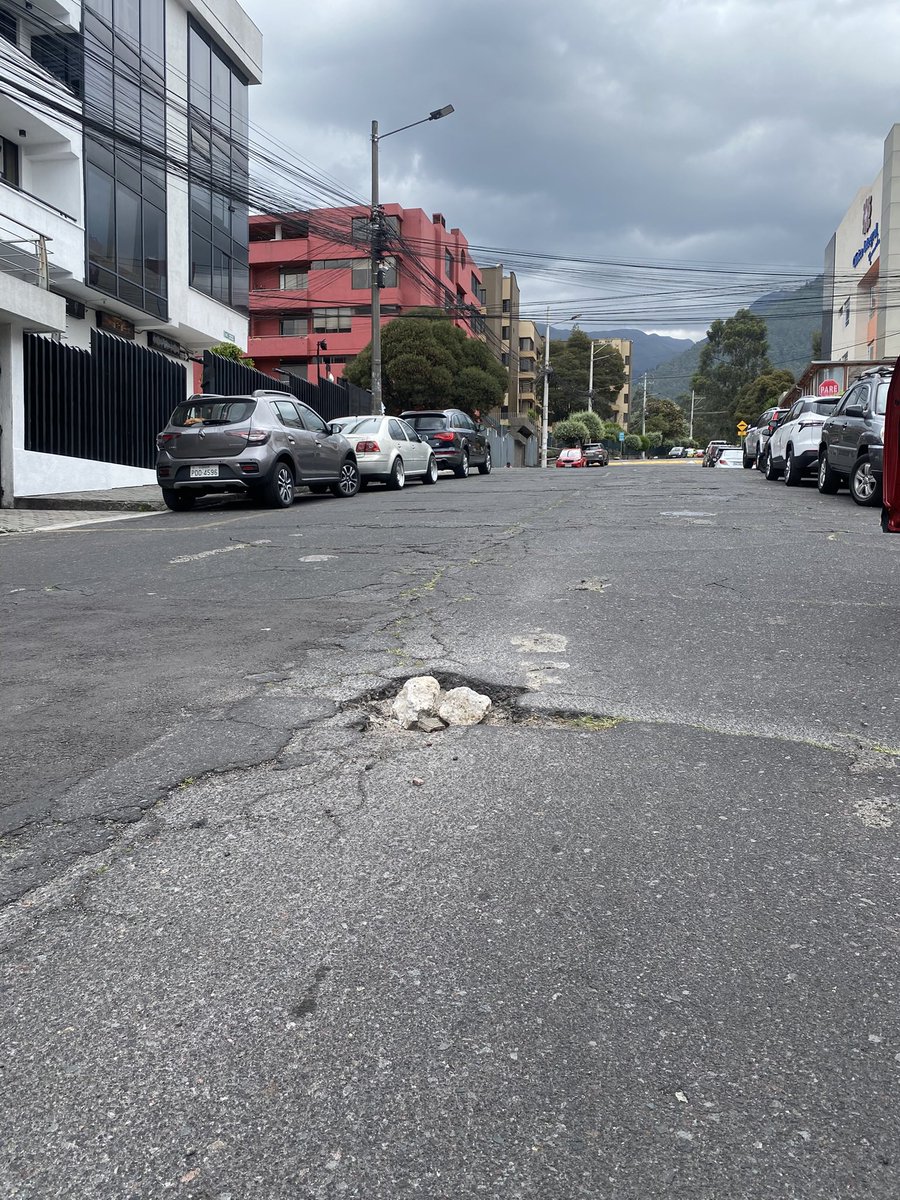 David_Milito's tweet photo. Porfavor @ObrasQuito pueden enviar una cuadrilla de sus trabajadores para que nos ayuden con esos baches en la Hernandez de Girón y Vasco de Contreras, sector el Pedregal.
La via está en mal estado.
Gracias por su atención. 
#ObrasQuito #Pedregal #Baches https://t.co/PMvCnmTe72