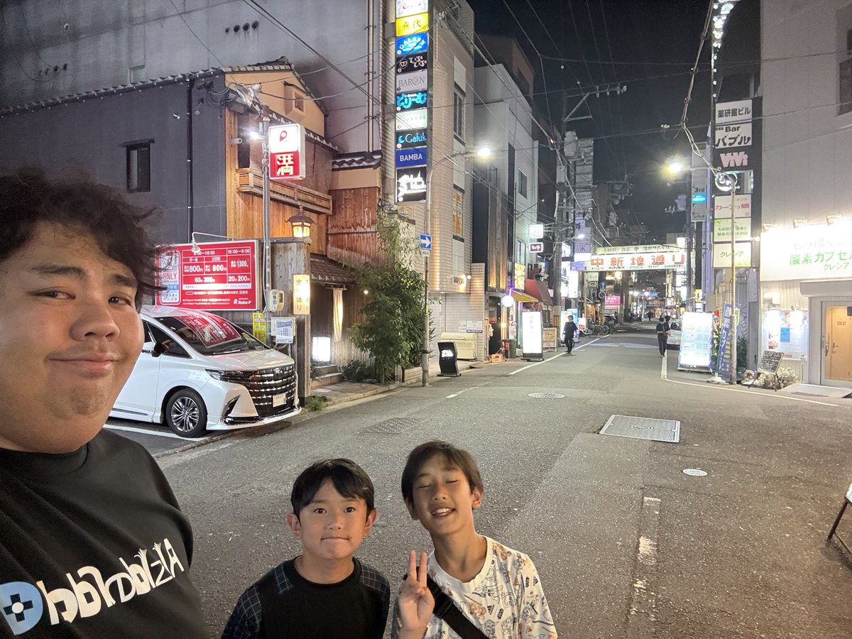 HPKeSports's tweet photo. eスポーツチーム「HPK」の広島平和学習🕊️

広島到着！
3人で露天温泉に入ってからご飯を食べに出かけました。

KT @13anN700 は「唐揚げが食べたい」
ひろT @hirohiroT1229 は「空芯菜が食べたい」という事で中華料理店に横ガニ入り🦀

明日は広島平和記念資料館に行きます！

#平和学習 #eスポーツ https://t.co/2lWA5Hs0nm