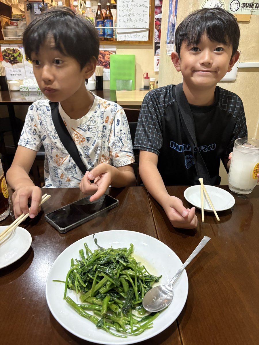 HPKeSports's tweet photo. eスポーツチーム「HPK」の広島平和学習🕊️

広島到着！
3人で露天温泉に入ってからご飯を食べに出かけました。

KT @13anN700 は「唐揚げが食べたい」
ひろT @hirohiroT1229 は「空芯菜が食べたい」という事で中華料理店に横ガニ入り🦀

明日は広島平和記念資料館に行きます！

#平和学習 #eスポーツ https://t.co/2lWA5Hs0nm
