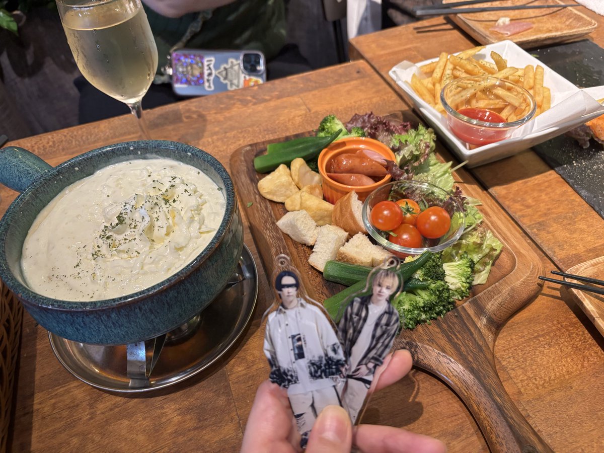 kmiao710's tweet photo. なりちゃんの1日を独り占めしてきました🥺🫰🩷
トリプルプロジェクターでみるSPYAIRがすごすぎたよ😭❤️‍🔥幸せ空間🫶
スパさんが画面いっぱいだった🤤
行く先々のお店が懐メロ大会で気分は平成女子高生w🤣
倖田來未様は私らの青春です‼︎
なりちゃんおもろい1日をありがとう‼︎💓
@n_SPYAIR https://t.co/rHlDnxBBwc