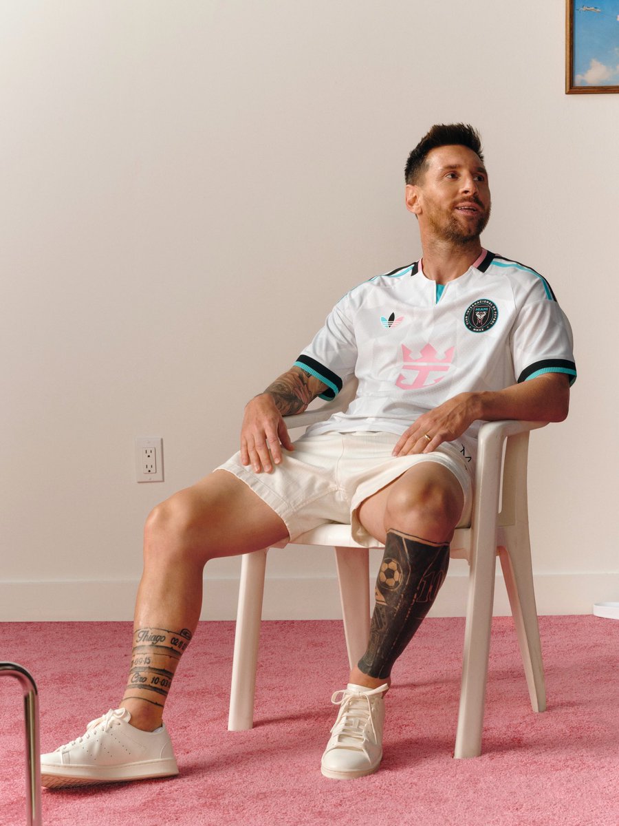 classicshirts's tweet photo. 🚨𝑺𝑯𝑰𝑹𝑻 𝑨𝑳𝑬𝑹𝑻: The new Inter Miami away shirt.

After Mexico wore theirs at the World Cup and both Venezuela and Peru unveiled their shirts earlier in the year, Inter Miami are the first club to get a tricolour trefoil.

What do you think?🤔 https://t.co/Z5FPajPnN7