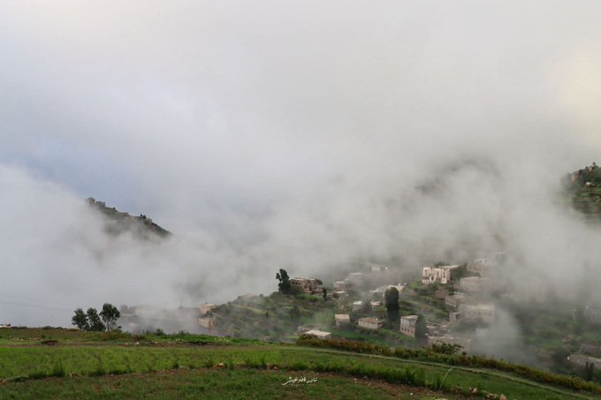 Aee193's tweet photo. مشهدٌ يأسر القلوب ويختصر عظمة الطبيعة اليمنية في لوحة لا تُنسى. 🇾🇪⛰️☁️ https://t.co/WxP7kCfXmY