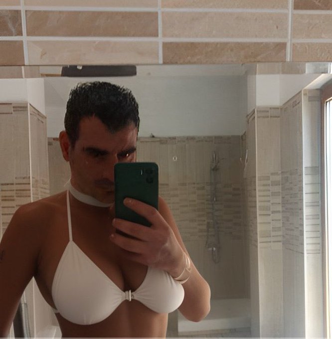 Ivan_meetsGIJoe's tweet photo. Visto che non beccava una tipa da una ventina d'anni, #PinuzzaMannarina ha deciso di cambiare genere. Auguri Pina😂 https://t.co/Qf68SMIoFQ