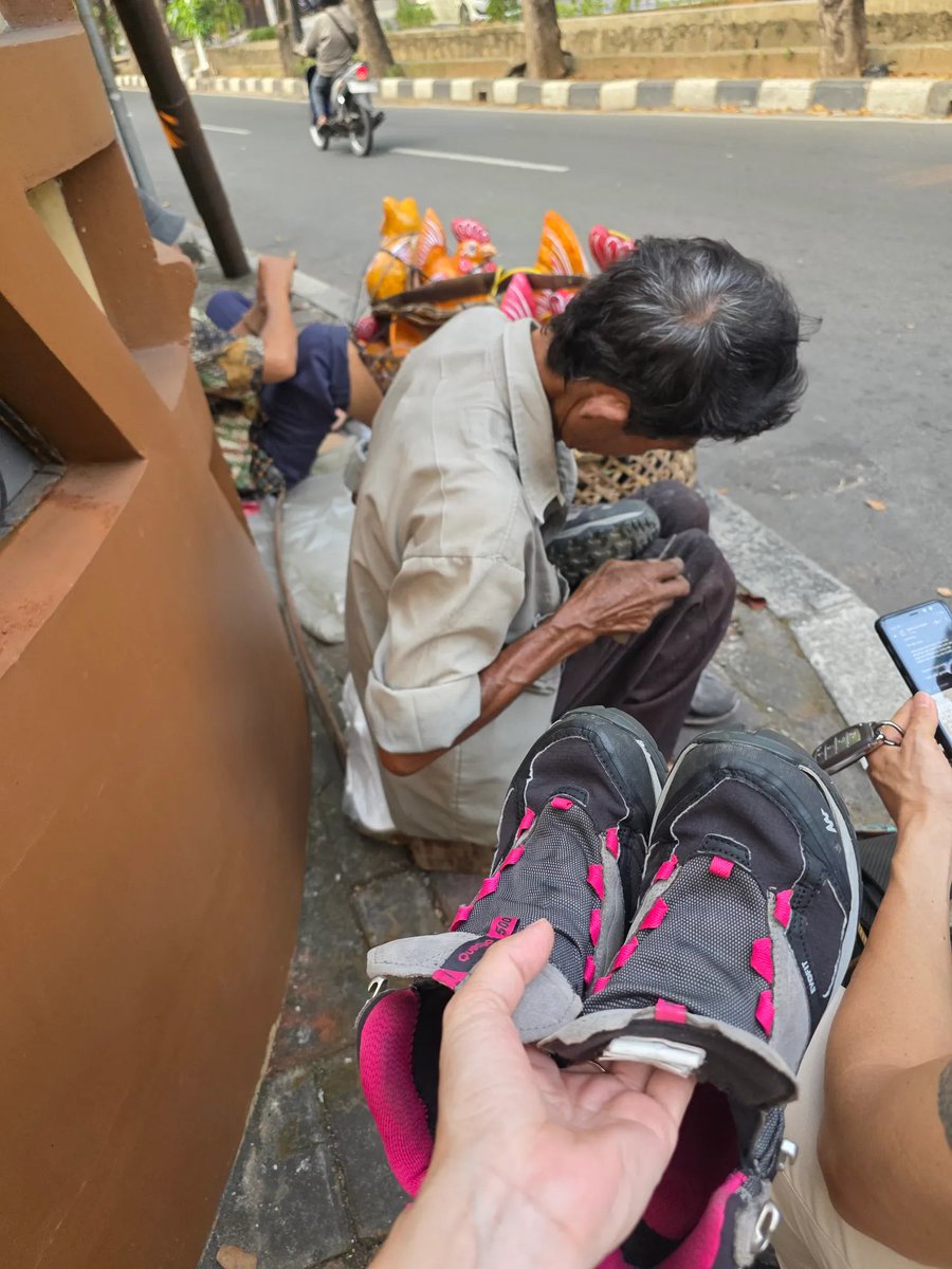 Smash1014314's tweet photo. Jahit sepasang di tempat lain harganya Rp150 ribu, tapi di abang ini cuma Rp40 ribu.

Sekalian bantu perekonomian bapaknya juga. Mending rezekinya dikasih ke orang kecil. 🤍 https://t.co/hkngLXz3vA