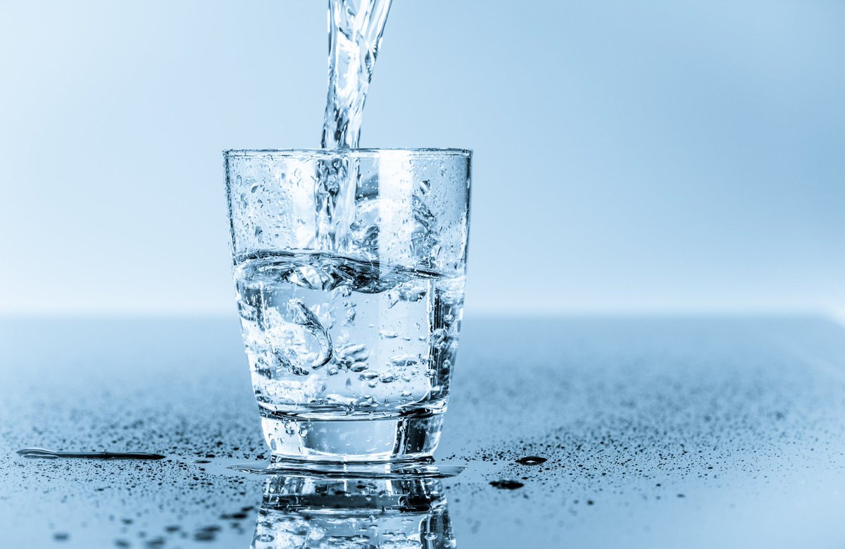 LoriShemek's tweet photo. Interesting! 💦

The science is clear: 

How much water you drink shapes how fast you age.

A landmark NIH study tracking over 11,000 adults across 25 years found that those with higher serum sodium levels — a marker of chronic underhydration — were 21% more likely to die younger and 39% more likely to develop conditions like heart failure, stroke, and dementia.

Biological aging happens faster when daily fluid intake is low.