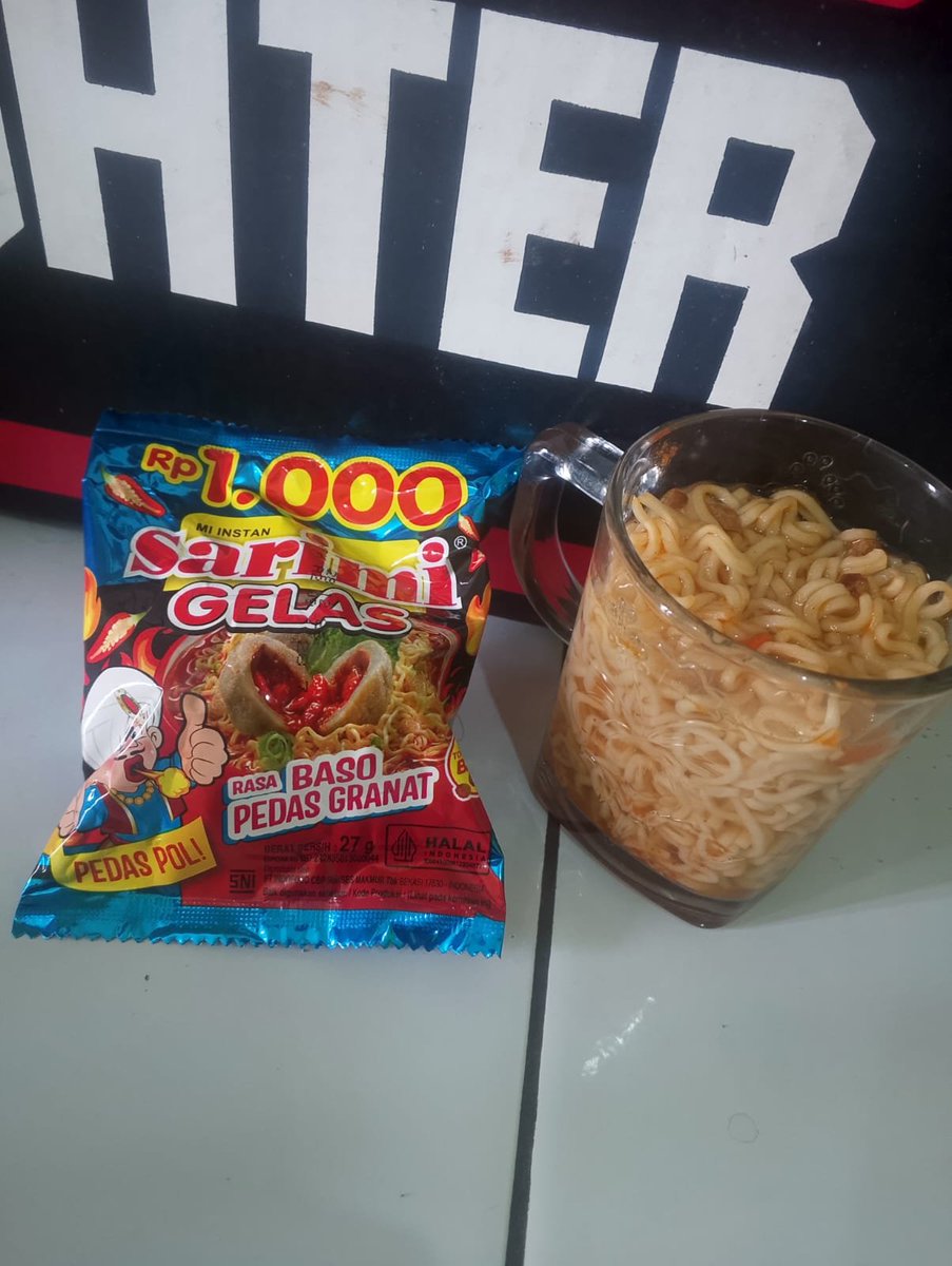 helklen's tweet photo. perpaduan sarimi gelas baso granat , minumnya teh tawar anget, bakal klop buat yang suka mie pedes + baso yg nampol https://t.co/zkGmnbWBcy