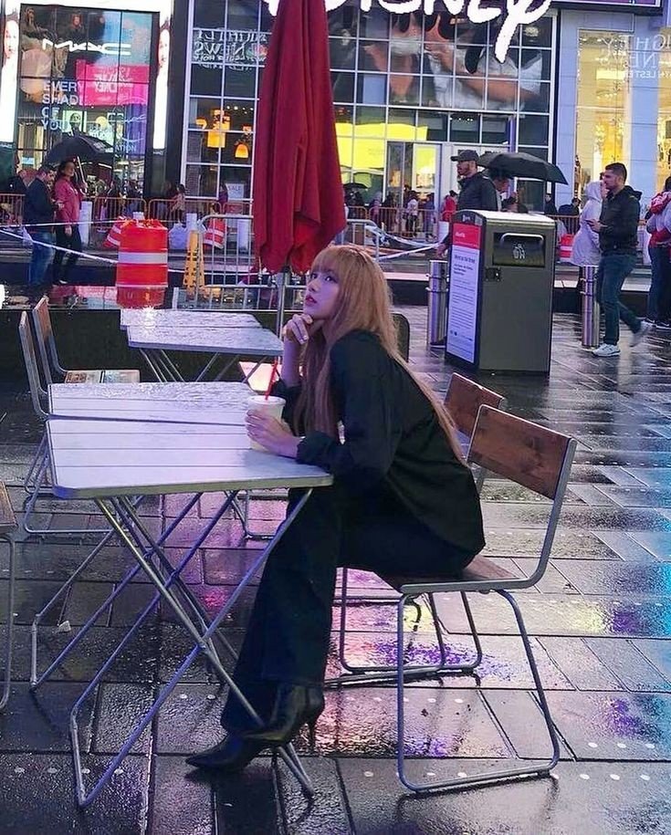 lisaoldprints's tweet photo. LISA at times square NY 2018 https://t.co/bPOazBM3Cb
