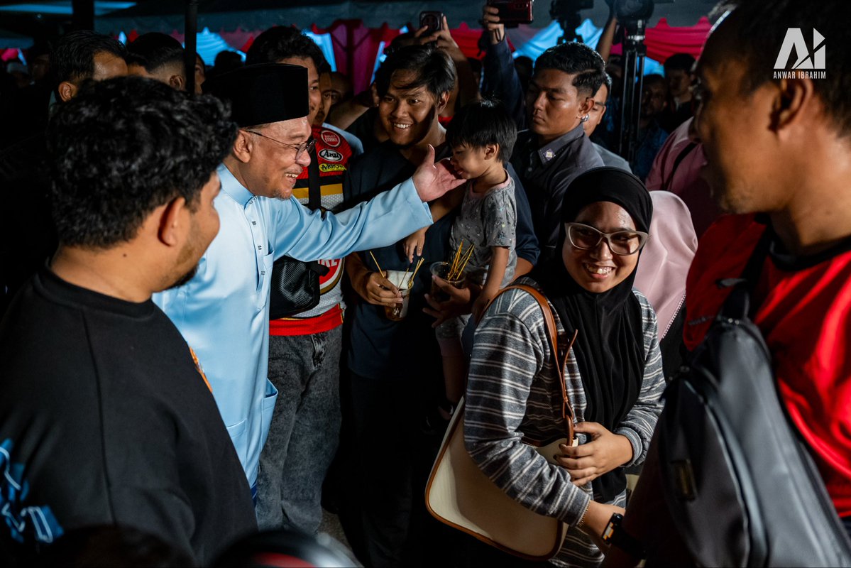 anwaribrahim's tweet photo. Malam ini bersama saudara Aminuddin Harun menghadiri program zikir dan bermunajat di Linggi. Dalam amanat, saya memberi pencerahan berkenaan usaha Kerajaan MADANI dan Kerajaan Negeri Sembilan pimpinan saudara Aminuddin dalam menegakkan syiar Islam serta mengangkat martabat orang Melayu, tanpa merampas hak kaum lain.

Memperjuangkan Islam dan membela orang Melayu tidak seharusnya diukur melalui jeritan yang paling lantang atau janji yang paling manis, tetapi melalui pelaksanaan kata-kata dan bukti yang nyata.

Itulah prinsip HARAPAN sepanjang diberi mandat memimpin negeri dan negara, tatkala kita memulihkan institusi orang Melayu yang telah dirosakkan oleh mereka yang mengkhianati amanah, menambah tanah rizab Melayu di tengah-tengah ibu negara, mengembalikan peruntukan kepada sekolah agama rakyat yang dihentikan sejak 2003, meningkatkan kemahiran lepasan sekolah agama, serta memperbaiki sekolah-sekolah pondok seluruh negara.

Insya-Allah HARAPAN akan meneruskan kepimpinan yang bersih dan amanah demi mengangkat martabat Islam, memperkasa orang Melayu, serta memastikan kesejahteraan seluruh rakyat tanpa mengira kaum dan agama terus terbela serta menikmati kemakmuran secara adil.

#KekalHARAPAN 
#UndiHARAPAN