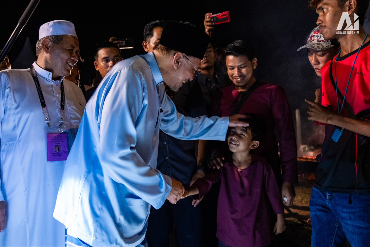 anwaribrahim's tweet photo. Malam ini bersama saudara Aminuddin Harun menghadiri program zikir dan bermunajat di Linggi. Dalam amanat, saya memberi pencerahan berkenaan usaha Kerajaan MADANI dan Kerajaan Negeri Sembilan pimpinan saudara Aminuddin dalam menegakkan syiar Islam serta mengangkat martabat orang Melayu, tanpa merampas hak kaum lain.

Memperjuangkan Islam dan membela orang Melayu tidak seharusnya diukur melalui jeritan yang paling lantang atau janji yang paling manis, tetapi melalui pelaksanaan kata-kata dan bukti yang nyata.

Itulah prinsip HARAPAN sepanjang diberi mandat memimpin negeri dan negara, tatkala kita memulihkan institusi orang Melayu yang telah dirosakkan oleh mereka yang mengkhianati amanah, menambah tanah rizab Melayu di tengah-tengah ibu negara, mengembalikan peruntukan kepada sekolah agama rakyat yang dihentikan sejak 2003, meningkatkan kemahiran lepasan sekolah agama, serta memperbaiki sekolah-sekolah pondok seluruh negara.

Insya-Allah HARAPAN akan meneruskan kepimpinan yang bersih dan amanah demi mengangkat martabat Islam, memperkasa orang Melayu, serta memastikan kesejahteraan seluruh rakyat tanpa mengira kaum dan agama terus terbela serta menikmati kemakmuran secara adil.

#KekalHARAPAN 
#UndiHARAPAN