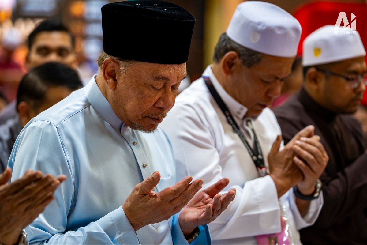 anwaribrahim's tweet photo. Malam ini bersama saudara Aminuddin Harun menghadiri program zikir dan bermunajat di Linggi. Dalam amanat, saya memberi pencerahan berkenaan usaha Kerajaan MADANI dan Kerajaan Negeri Sembilan pimpinan saudara Aminuddin dalam menegakkan syiar Islam serta mengangkat martabat orang Melayu, tanpa merampas hak kaum lain.

Memperjuangkan Islam dan membela orang Melayu tidak seharusnya diukur melalui jeritan yang paling lantang atau janji yang paling manis, tetapi melalui pelaksanaan kata-kata dan bukti yang nyata.

Itulah prinsip HARAPAN sepanjang diberi mandat memimpin negeri dan negara, tatkala kita memulihkan institusi orang Melayu yang telah dirosakkan oleh mereka yang mengkhianati amanah, menambah tanah rizab Melayu di tengah-tengah ibu negara, mengembalikan peruntukan kepada sekolah agama rakyat yang dihentikan sejak 2003, meningkatkan kemahiran lepasan sekolah agama, serta memperbaiki sekolah-sekolah pondok seluruh negara.

Insya-Allah HARAPAN akan meneruskan kepimpinan yang bersih dan amanah demi mengangkat martabat Islam, memperkasa orang Melayu, serta memastikan kesejahteraan seluruh rakyat tanpa mengira kaum dan agama terus terbela serta menikmati kemakmuran secara adil.

#KekalHARAPAN 
#UndiHARAPAN