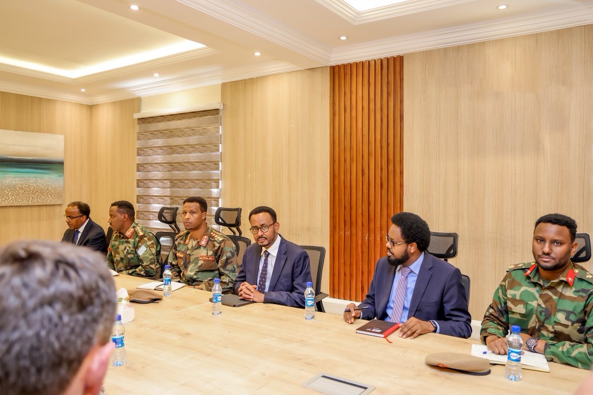 TheVillaSomalia's tweet photo. H.E. President @HassanSMohamud received the Commander of U.S. Africa Command (AFRICOM), General Dagvin R.M. Anderson.

They discussed further strengthening Somalia–U.S. cooperation in areas including security, counterterrorism, and the promotion of regional peace and stability.

The President commended AFRICOM’s critical role in supporting Somalia’s efforts to degrade terrorist capabilities and reaffirmed it’s commitment to advancing security sector development in close collaboration with its international partners.