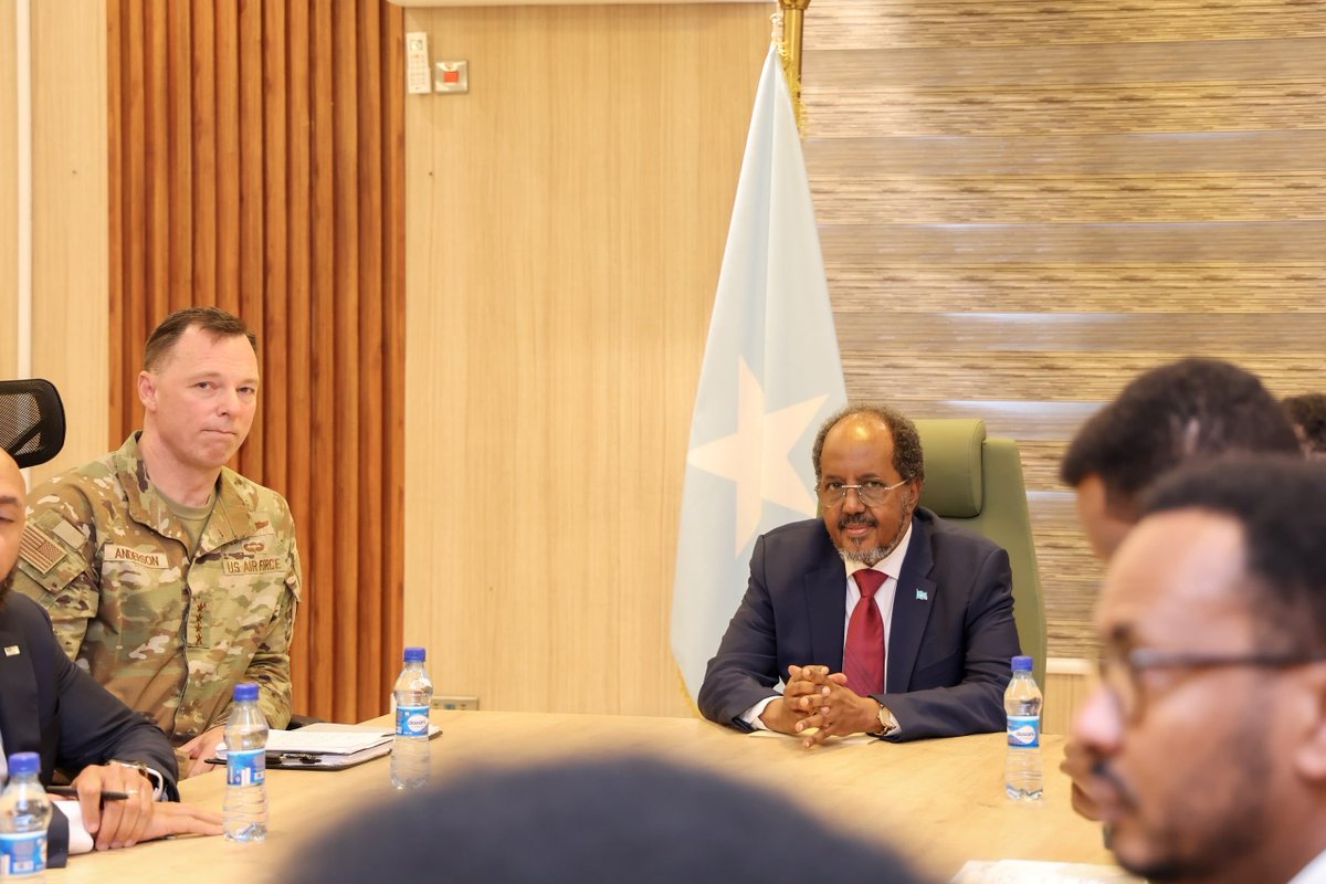 TheVillaSomalia's tweet photo. H.E. President @HassanSMohamud received the Commander of U.S. Africa Command (AFRICOM), General Dagvin R.M. Anderson.

They discussed further strengthening Somalia–U.S. cooperation in areas including security, counterterrorism, and the promotion of regional peace and stability.

The President commended AFRICOM’s critical role in supporting Somalia’s efforts to degrade terrorist capabilities and reaffirmed it’s commitment to advancing security sector development in close collaboration with its international partners.