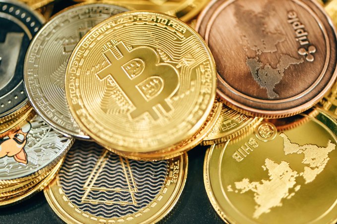 Harrington6M's tweet photo. LATEST: 📊 ARK Invest's Lorenzo Valente says crypto is in its biggest consolidation in history as weak projects exit, calling it "extremely bullish for the space." https://t.co/nPbUlixGyt