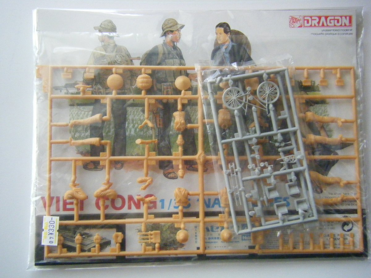 SNUFFKING_help's tweet photo. 1/35フィギュアでありがちな保存法。箱潰して袋に入れる。売るときはタダ同然になるけど、このあたりのものを端から売るつもりで買ってる人はいないわけで。
このセットのいいところはグレーランナーのRPGと自転車。自転車はタミヤの独兵のものより一回り小さい。スポーク形状が出鱈目なのが辛い。 https://t.co/gVo0papIcd
