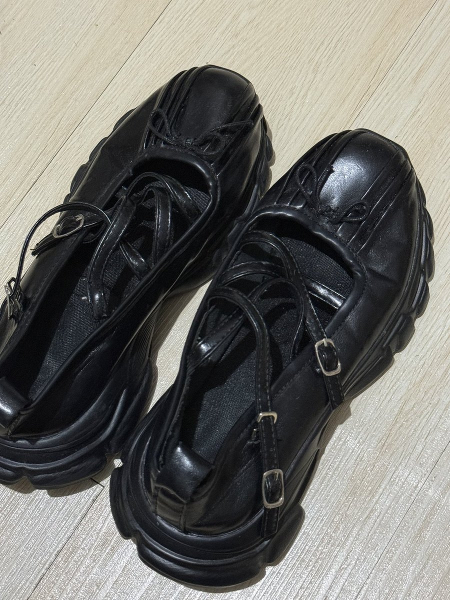 umoumoqko's tweet photo. เค้าใส่บ่อยมากคู่นี้  ;-; 
ตำหนิ : ขอบๆด้านในเริ่มถลอก
เท้า 39-40 ใส่ได้
150.- รวมส่ง

#ส่งต่อรองเท้า #ส่งต่อ #ส่งต่อเสื้อผ้า https://t.co/Rk3xVJpGtR