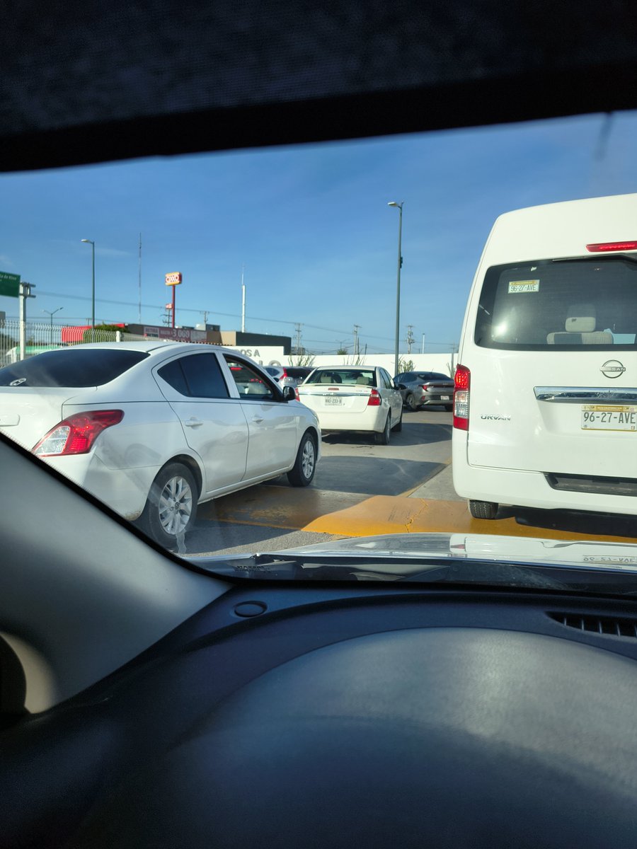 68Spin's tweet photo. @ingsamuelchen Buen día, habría la posibilidad de que se le agregara un poco más de tiempo al semáforo para salir del aeropuerto? Solo alcanzan a pasar 3 con suerte, de 7am en adelante se hace el caos por qué se juntan vuelos de ida y llegada, gracias https://t.co/PLgRBFv5Hi