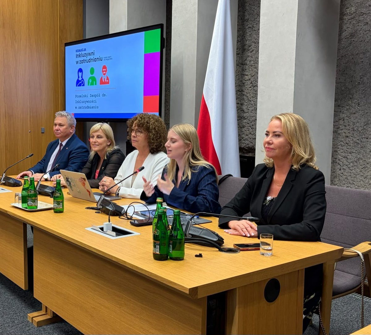 ZPPnetpl's tweet photo. Głos Koalicji „Inkluzywni w Zatrudnianiu” wybrzmi w Sejmie RP! 🏛️

Dziś bierzemy udział w I posiedzeniu Poselskiego Zespołu ds. Inkluzywno��ci w zatrudnianiu. Do dialogu nad kluczowymi zmianami na rynku pracy zaprosili nas członkowie Zespołu, Parlamentarzyści @_olakot, @BodnarIzabela, @R_Jagla_PoselRP, Barbara Okuła, Elżbieta Burkiewicz, Małgorzata Gromadzka, @AgaScigaj, Adam Gomoła, @KandybaPiotr, Joanna Wicha i Urszula Pasławska.

Podczas spotkania zaprezentujemy nasz Manifest oraz kluczowe postulaty – w tym powołanie Funduszu na rzecz Inkluzywności w Zatrudnianiu.

W rozmowach wezmą udział przedstawiciele naszych partnerów: @amazon, @USP_Zdrowie, Servier Polska, @Provident_PL, @AngeliniPolska, @Jooble_Jobs, Fundacja Mamo Pracuj, Matka Prawnik Katarzyna Łodygowska, Fundacja "Rodzic w mieście", Polskie Towarzystwo Stwardnienia Rozsianego, Stowarzyszenie EcoSerce, Polskie Stowarzyszenie Diabetyków, Fundacja Zdrowie Edukacja Ad Meritum, Fundacja To Się Leczy, Federacja dla Zdrowia Mózgu, Instytut Emerytalny, Fundacja Verba, Krajowy Instytut Gospodarki Senioralnej, Centrum Aktywności Międzypokoleniowej Nowolipie, Fundacja Jim, Fundacja ADHD, Mindset, The Invisible, Stowarzyszenie Bliżej ADHD, auticon Poland, asperIT, Fundacja Forum Prawa i Gospodarki, Urząd Pracy https://t.co/NvgQVOBded. Warszawy, Fundacja im. Xbw Ignacego Krasickiego, Polskie Stowarzyszenie HR, Eduwersum® Collegium Rozwoju HR.

To początek naszej bezpośredniej współpracy nad realnymi, systemowymi zmianami na polskim rynku pracy.

Przechodzimy od słów do działań legislacyjnych! 🚀

👉 Dołącz do naszej inicjatywy i podpisz manifest: https://t.co/WQochILGAq ✍️

#InkluzywniWZatrudnianiu #ZatrudniamInkluzywnie #SejmRP #Prawo #RynekPracy