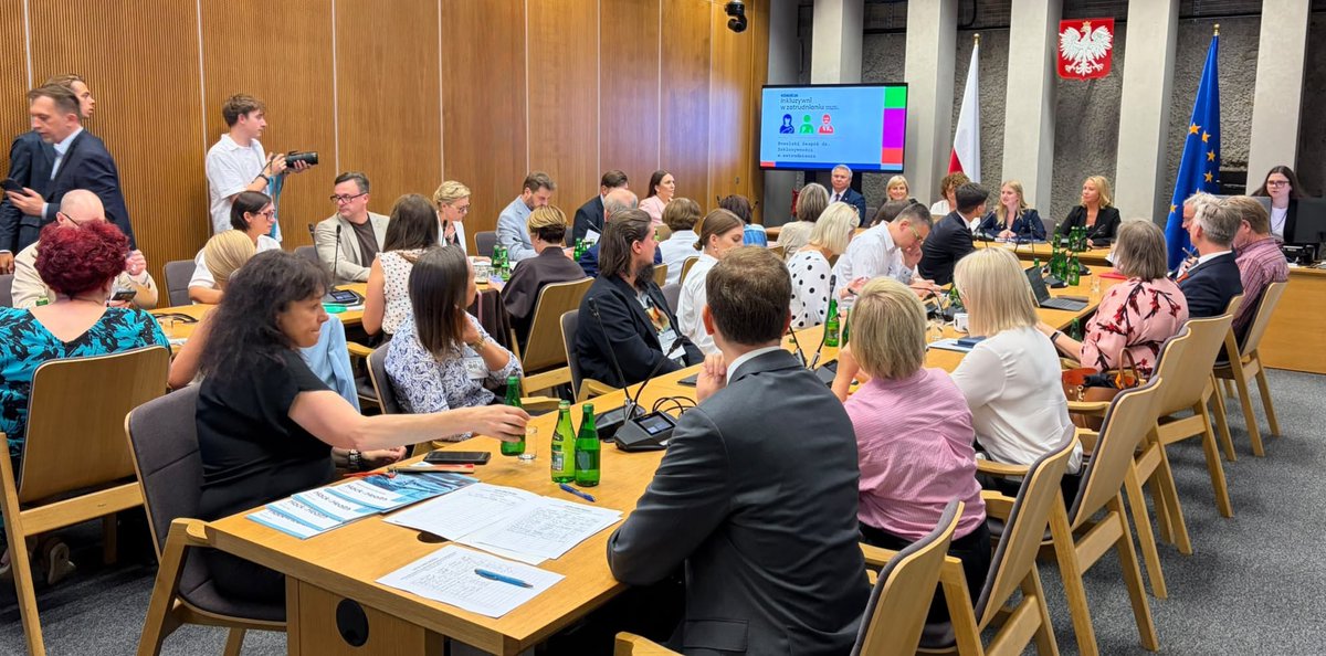 ZPPnetpl's tweet photo. Głos Koalicji „Inkluzywni w Zatrudnianiu” wybrzmi w Sejmie RP! 🏛️

Dziś bierzemy udział w I posiedzeniu Poselskiego Zespołu ds. Inkluzywno��ci w zatrudnianiu. Do dialogu nad kluczowymi zmianami na rynku pracy zaprosili nas członkowie Zespołu, Parlamentarzyści @_olakot, @BodnarIzabela, @R_Jagla_PoselRP, Barbara Okuła, Elżbieta Burkiewicz, Małgorzata Gromadzka, @AgaScigaj, Adam Gomoła, @KandybaPiotr, Joanna Wicha i Urszula Pasławska.

Podczas spotkania zaprezentujemy nasz Manifest oraz kluczowe postulaty – w tym powołanie Funduszu na rzecz Inkluzywności w Zatrudnianiu.

W rozmowach wezmą udział przedstawiciele naszych partnerów: @amazon, @USP_Zdrowie, Servier Polska, @Provident_PL, @AngeliniPolska, @Jooble_Jobs, Fundacja Mamo Pracuj, Matka Prawnik Katarzyna Łodygowska, Fundacja "Rodzic w mieście", Polskie Towarzystwo Stwardnienia Rozsianego, Stowarzyszenie EcoSerce, Polskie Stowarzyszenie Diabetyków, Fundacja Zdrowie Edukacja Ad Meritum, Fundacja To Się Leczy, Federacja dla Zdrowia Mózgu, Instytut Emerytalny, Fundacja Verba, Krajowy Instytut Gospodarki Senioralnej, Centrum Aktywności Międzypokoleniowej Nowolipie, Fundacja Jim, Fundacja ADHD, Mindset, The Invisible, Stowarzyszenie Bliżej ADHD, auticon Poland, asperIT, Fundacja Forum Prawa i Gospodarki, Urząd Pracy https://t.co/NvgQVOBded. Warszawy, Fundacja im. Xbw Ignacego Krasickiego, Polskie Stowarzyszenie HR, Eduwersum® Collegium Rozwoju HR.

To początek naszej bezpośredniej współpracy nad realnymi, systemowymi zmianami na polskim rynku pracy.

Przechodzimy od słów do działań legislacyjnych! 🚀

👉 Dołącz do naszej inicjatywy i podpisz manifest: https://t.co/WQochILGAq ✍️

#InkluzywniWZatrudnianiu #ZatrudniamInkluzywnie #SejmRP #Prawo #RynekPracy