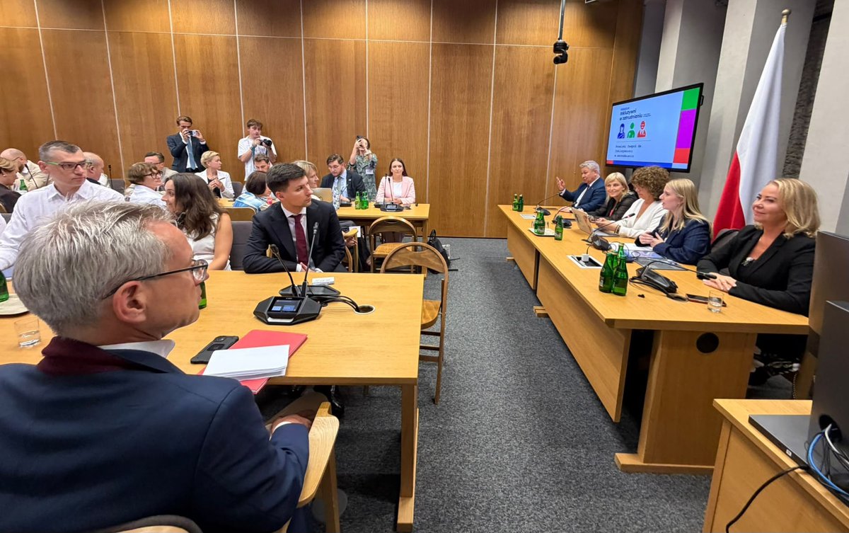 ZPPnetpl's tweet photo. Głos Koalicji „Inkluzywni w Zatrudnianiu” wybrzmi w Sejmie RP! 🏛️

Dziś bierzemy udział w I posiedzeniu Poselskiego Zespołu ds. Inkluzywno��ci w zatrudnianiu. Do dialogu nad kluczowymi zmianami na rynku pracy zaprosili nas członkowie Zespołu, Parlamentarzyści @_olakot, @BodnarIzabela, @R_Jagla_PoselRP, Barbara Okuła, Elżbieta Burkiewicz, Małgorzata Gromadzka, @AgaScigaj, Adam Gomoła, @KandybaPiotr, Joanna Wicha i Urszula Pasławska.

Podczas spotkania zaprezentujemy nasz Manifest oraz kluczowe postulaty – w tym powołanie Funduszu na rzecz Inkluzywności w Zatrudnianiu.

W rozmowach wezmą udział przedstawiciele naszych partnerów: @amazon, @USP_Zdrowie, Servier Polska, @Provident_PL, @AngeliniPolska, @Jooble_Jobs, Fundacja Mamo Pracuj, Matka Prawnik Katarzyna Łodygowska, Fundacja "Rodzic w mieście", Polskie Towarzystwo Stwardnienia Rozsianego, Stowarzyszenie EcoSerce, Polskie Stowarzyszenie Diabetyków, Fundacja Zdrowie Edukacja Ad Meritum, Fundacja To Się Leczy, Federacja dla Zdrowia Mózgu, Instytut Emerytalny, Fundacja Verba, Krajowy Instytut Gospodarki Senioralnej, Centrum Aktywności Międzypokoleniowej Nowolipie, Fundacja Jim, Fundacja ADHD, Mindset, The Invisible, Stowarzyszenie Bliżej ADHD, auticon Poland, asperIT, Fundacja Forum Prawa i Gospodarki, Urząd Pracy https://t.co/NvgQVOBded. Warszawy, Fundacja im. Xbw Ignacego Krasickiego, Polskie Stowarzyszenie HR, Eduwersum® Collegium Rozwoju HR.

To początek naszej bezpośredniej współpracy nad realnymi, systemowymi zmianami na polskim rynku pracy.

Przechodzimy od słów do działań legislacyjnych! 🚀

👉 Dołącz do naszej inicjatywy i podpisz manifest: https://t.co/WQochILGAq ✍️

#InkluzywniWZatrudnianiu #ZatrudniamInkluzywnie #SejmRP #Prawo #RynekPracy