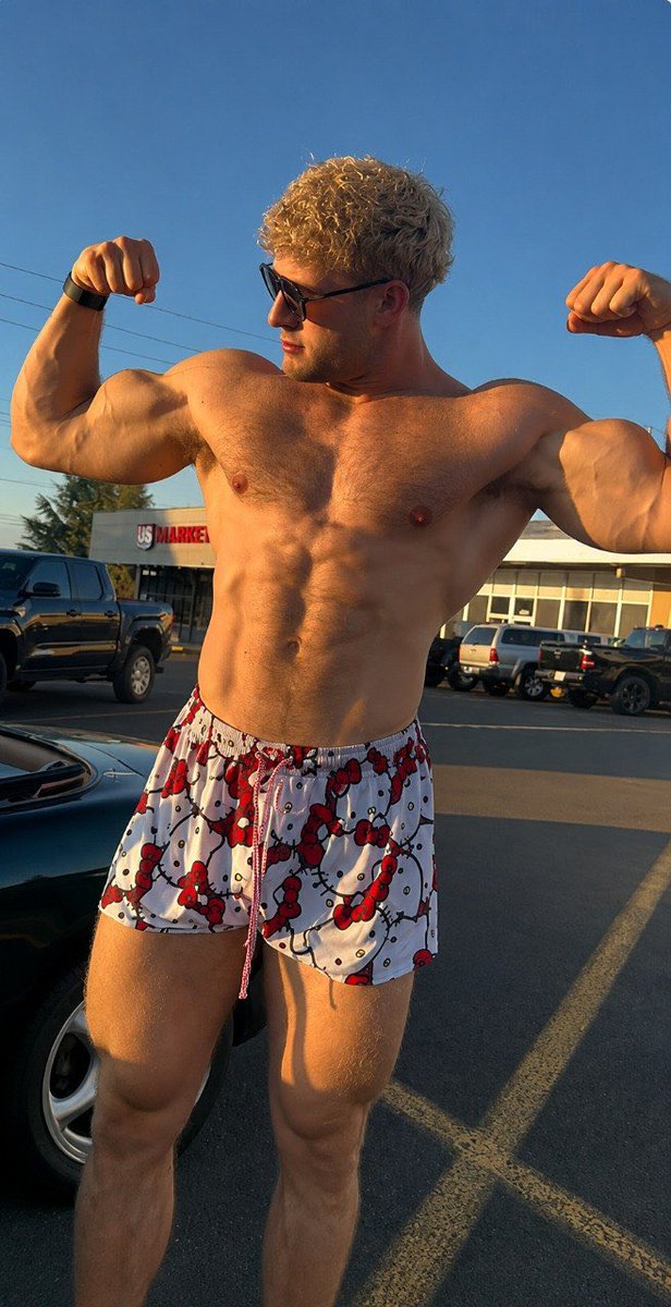 clarky_fan's tweet photo. I’m getting so big, my cars groans every time I get in. Lol https://t.co/j0ZYMrgk6G