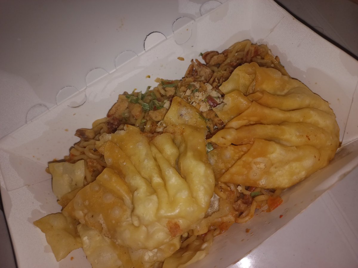 Revnoire's tweet photo. Ujang kedu dan Mie Gacoan. Sponsored by @Foltergeis Thankie! https://t.co/DY8cu7Y6iB