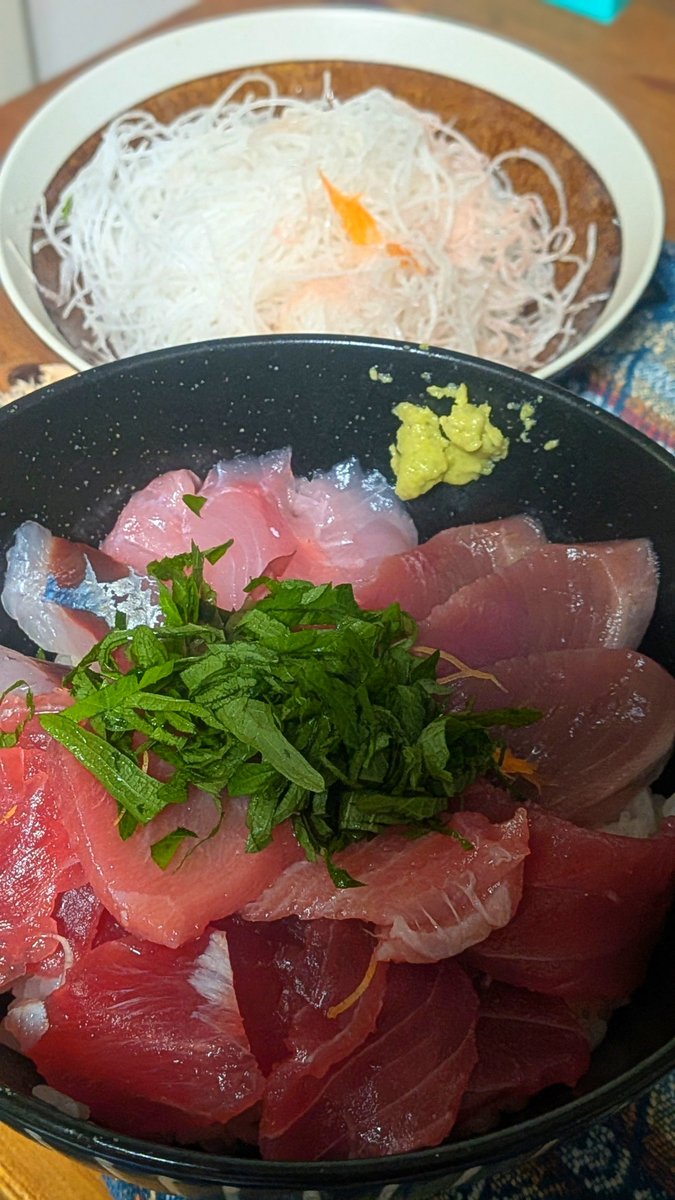 hognose_corn's tweet photo. お刺身40%オフだた
わいシソもツマも全部食うんけど
これ食べたらいかんのけ？ https://t.co/wGegeiwUl1