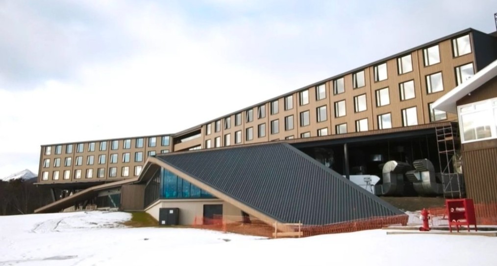 ExperienceCape's tweet photo. Puerto Williams is transforming into the most sustainable and eco-friendly city guarding Antarctica.

Starting in October, the new hotel, "The Cormorant at 55 South," will revolutionize travel to Antarctica with direct flights to Santiago and King George Island, Antarctica.
🇨🇱🇦🇶 https://t.co/b6VFT1ysd3
