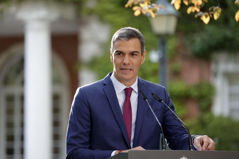 GuntherEagleman's tweet photo. 🚨 SPAIN’S BORDERS ARE COLLAPSING AND SÁNCHEZ ISSUES A PRESS RELEASE

Thousands of migrants just poured into Spain’s North African enclave of Ceuta, scaling fences and swimming across after Moroccan forces stepped aside.

Local leaders are begging Madrid to declare an emergency and deploy the military.

Pedro Sánchez’s soft response?

A carefully worded statement about “immediate response,” “responsibility,” and “cooperation.”

No urgency. No hard line. No clear defense of Spanish territory.

Europe is being conquered!