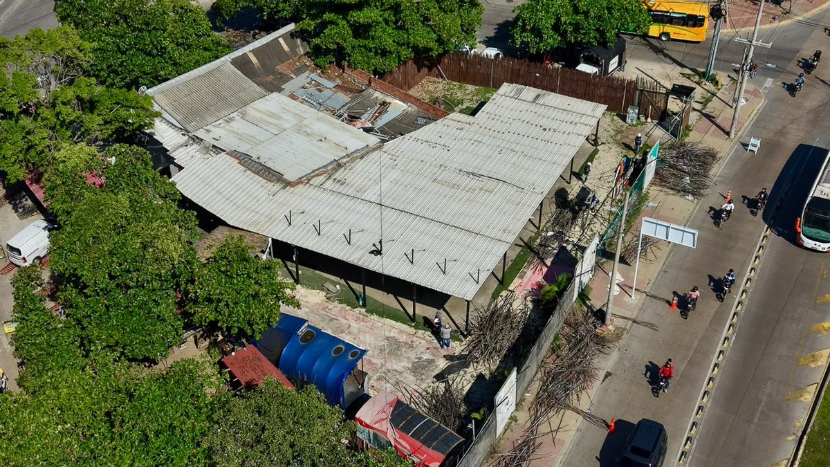 dumek_turbay's tweet photo. En el Espinal, frente al Castillo San Felipe y al lado de Chambacú, funcionó de manera ILEGAL un establecimiento comercial llamado PikoRed. 𝗘𝗹 𝗽𝗿𝗲𝗱𝗶𝗼 𝗻𝗼 𝗲𝗿𝗮 𝗽𝗿𝗶𝘃𝗮𝗱𝗼 𝘀𝗶𝗻𝗼 𝗱𝗲 𝘁𝗼𝗱𝗼𝘀 𝗹𝗼𝘀 𝗰𝗮𝗿𝘁𝗮𝗴𝗲𝗻𝗲𝗿𝗼𝘀; ¡𝗘𝗷𝗲𝗰𝘂𝘁𝗮𝗺𝗼𝘀 𝘀𝘂 𝗿𝗲𝘀𝘁𝗶𝘁𝘂𝗰𝗶ó𝗻!

Con esta intervención, ratificamos nuestro compromiso con la recuperación y protección del espacio público, promoviendo entornos más accesibles, conectados y disponibles para todos.

La restitución de esta franja contribuirá a mejorar la movilidad peatonal y fortalecer la conectividad entre el barrio El Espinal, el Centro Histórico y el Castillo de San Felipe, devolviendo a todos un espacio destinado al uso colectivo.

Seguimos transformando a #Cartagena ✔️
